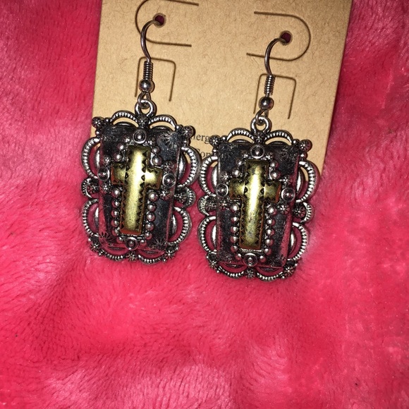 🆕Gorgeous cross earrings NWT - Picture 4 of 4